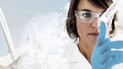 Mujer con leche en polvo para laboratorio
