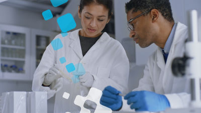 Mulher e homem em um laboratório