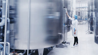 Operator and tanks, beverage production