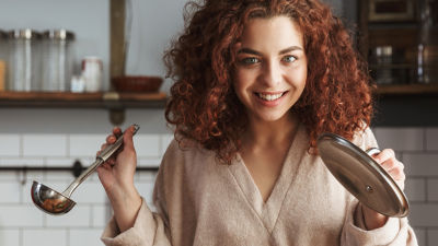 Mujer en la cocina preparando alimentos