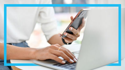 Frauenhände, Laptop und Telefon