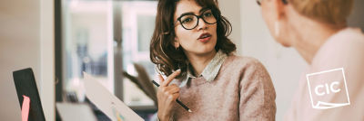 Frauen besprechen Ideen