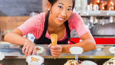 Femme avec une crème glacée