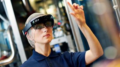 Ingeniero usando unos hololens