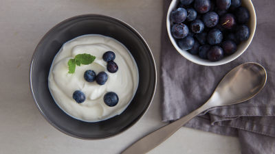 Yogur y arándanos