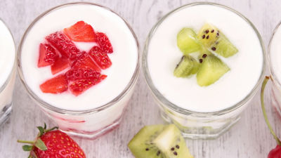 Yoghurt in glasses with strawberries and kiwi