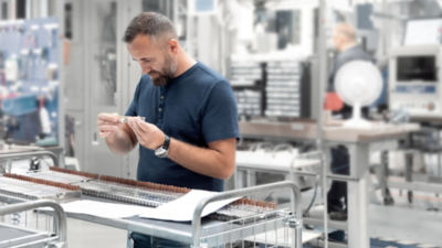Trabalhador na fábrica Desperdício Zero