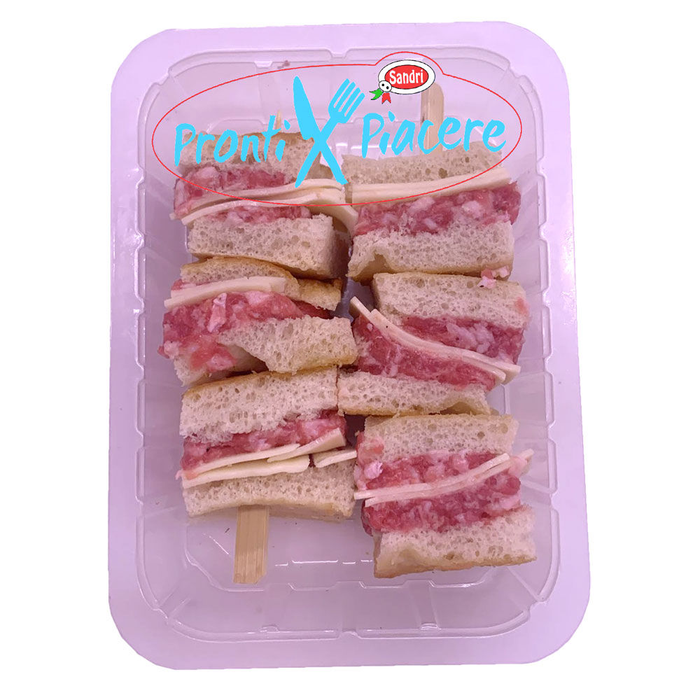 Spiedini di schiacciata ripiena di salsiccia e formaggio