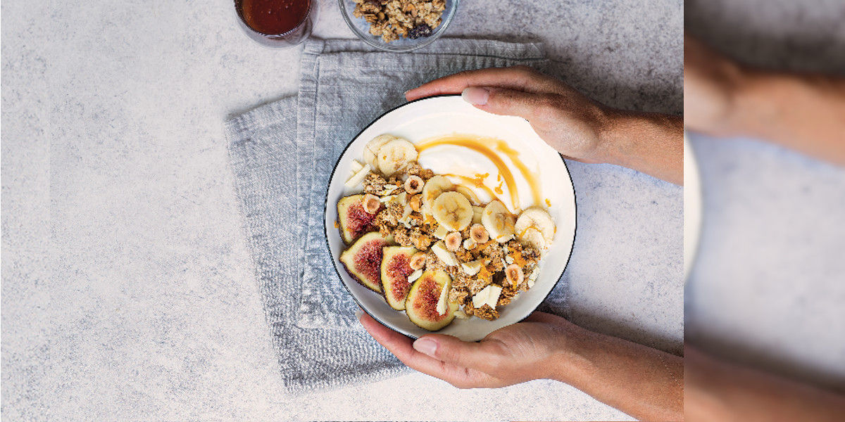 Yogurt con frutta e muesli al cioccolato bianco