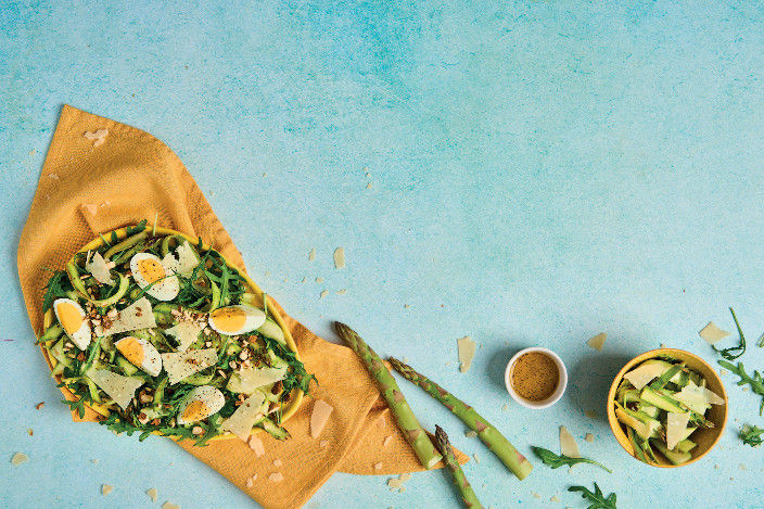 Insalata di indivia belga, mele, emmental e noci