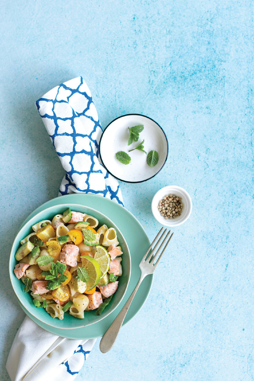 Pasta fredda con salmone, avocado, pomodorini e menta