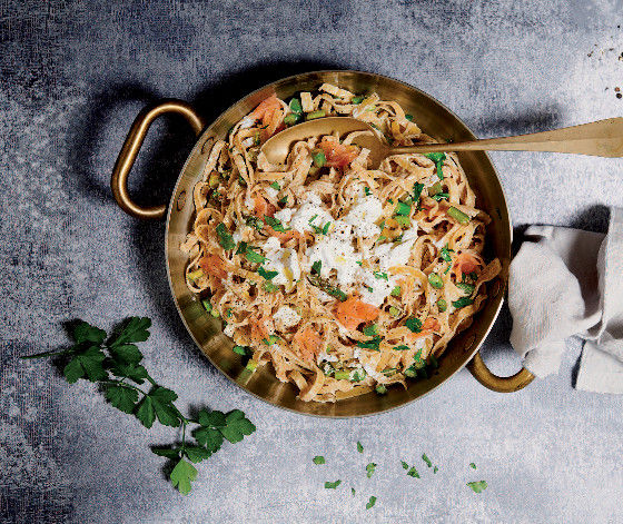 Tagliatelle integrali con asparagi e salmone affumicato