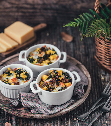 Cocottine di polenta con spinaci, salsiccia e provola