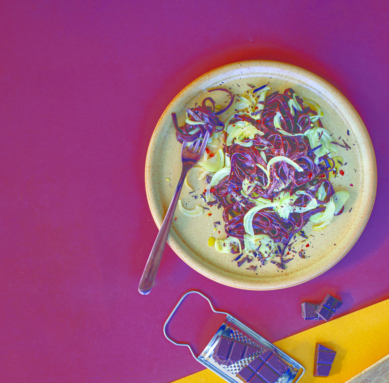 Tagliolini al cacao con cipolle e alici