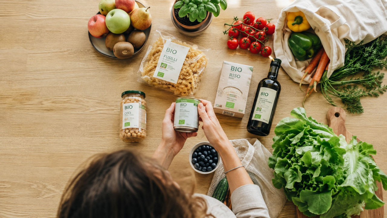 tavola con prodotti bio