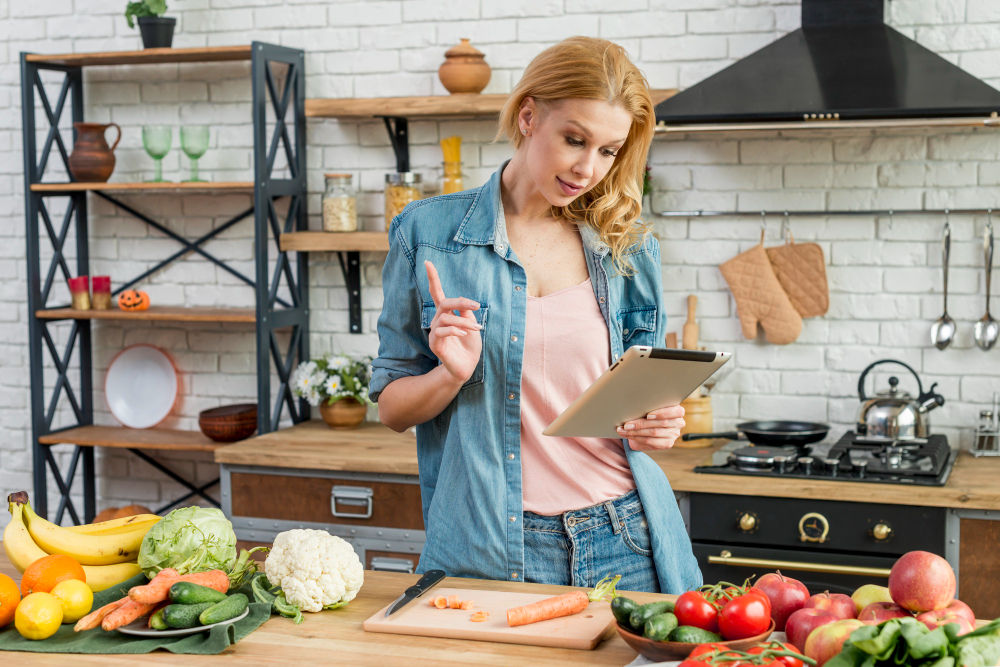donna che compila lista davanti al bancone della cucina