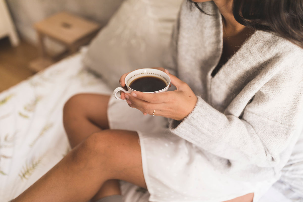 ragazza con tazza caffè in mano