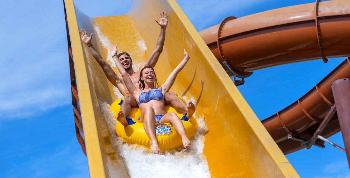 Acquavillage persone su scivolo acquatico