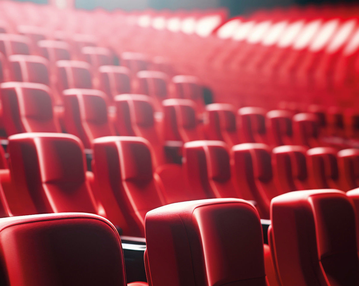 poltrone rosse in sala cinemagrafica