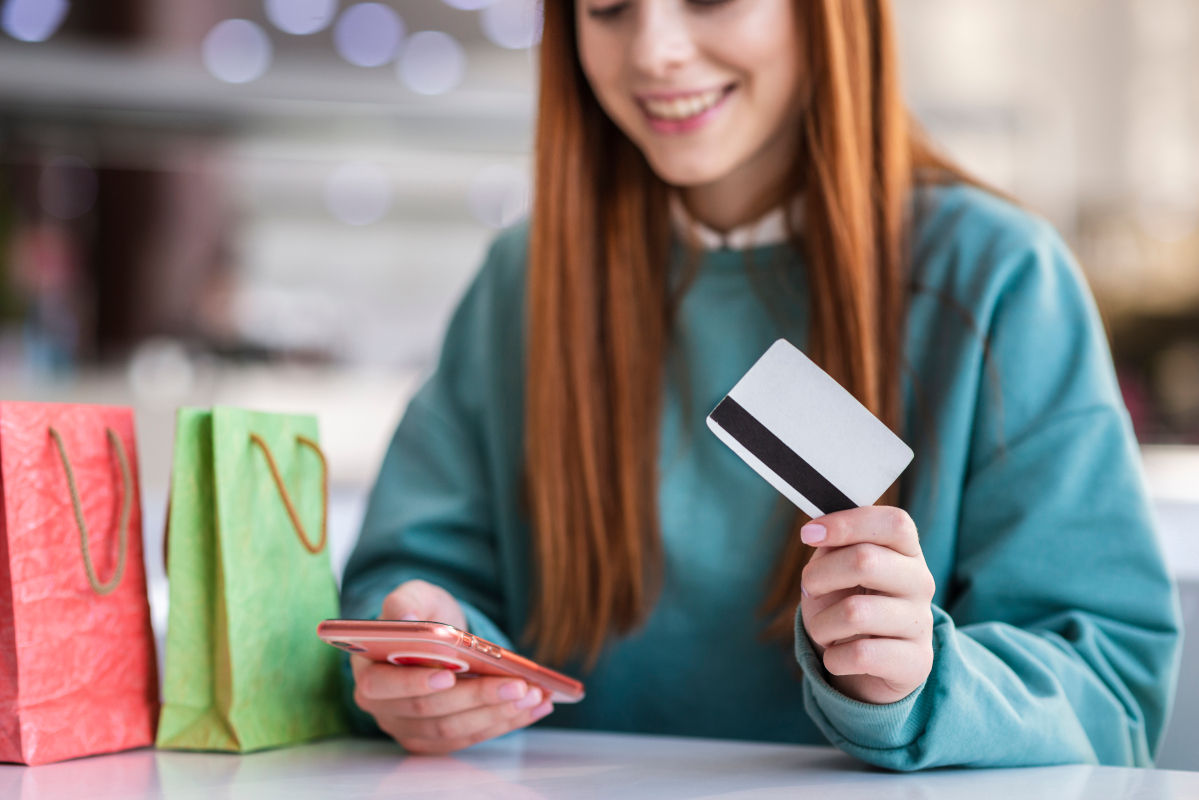 ragazza con carta credito in mano