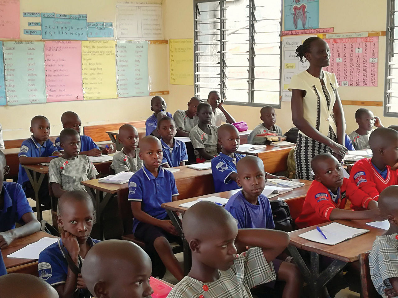 classe di bambini avsi