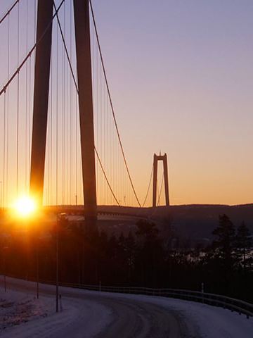 En stor bilbro ved solnedgang.