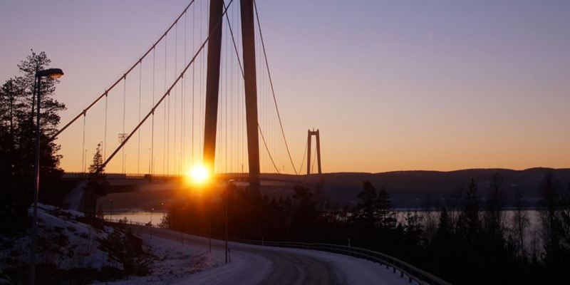 Eine große Autobrücke bei Sonnenuntergang.