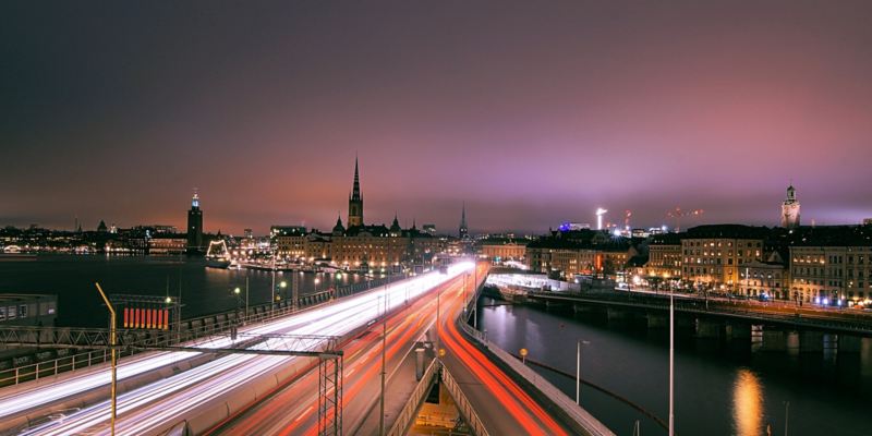 Das beleuchtete Stockholm bei Nacht.
