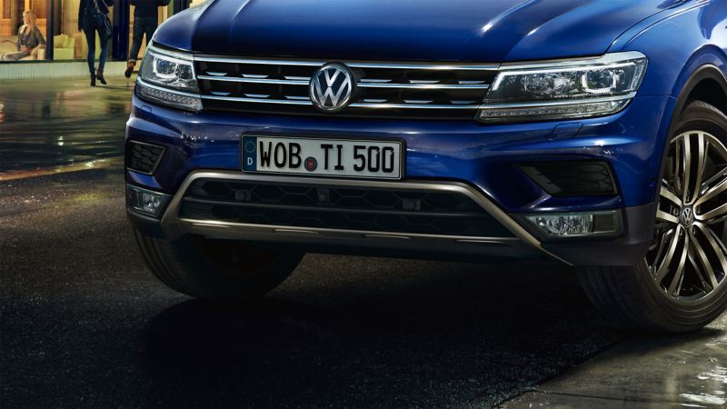 Dettaglio della modanatura del sottoscocca di Volkswagen Tiguan, vista frontalmente.