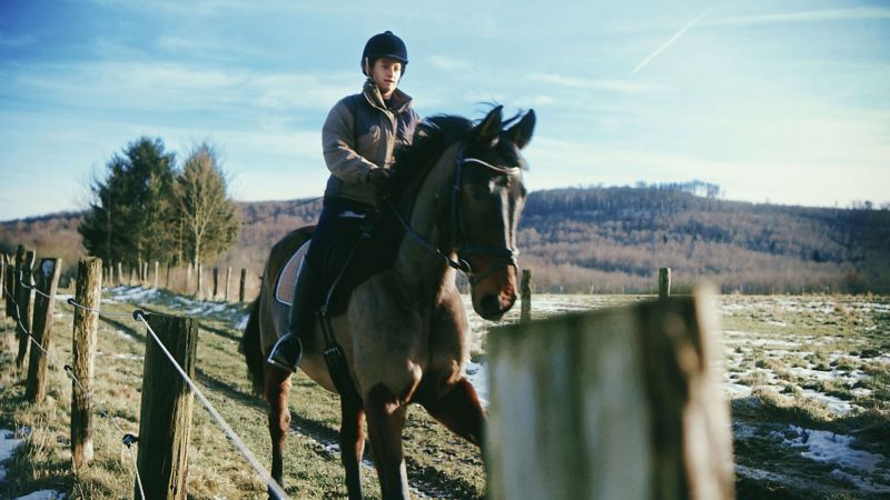 Janina Sandvoß gallops though nature on her horse