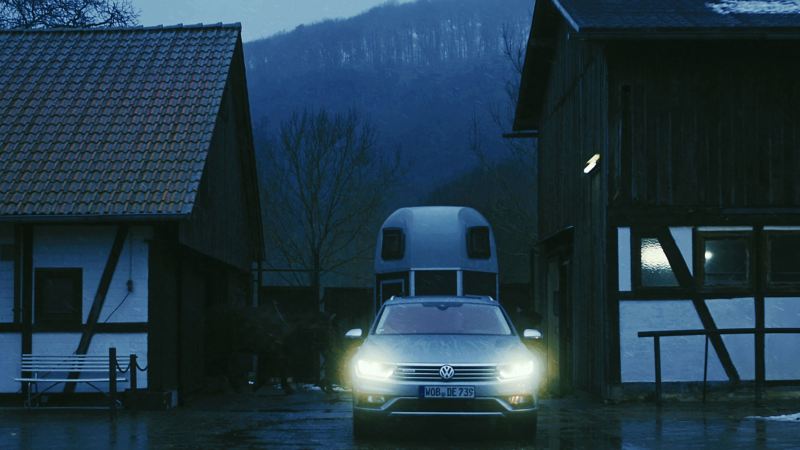 A VW Passat B6 pulls a horse trailer - Volkswagen older models