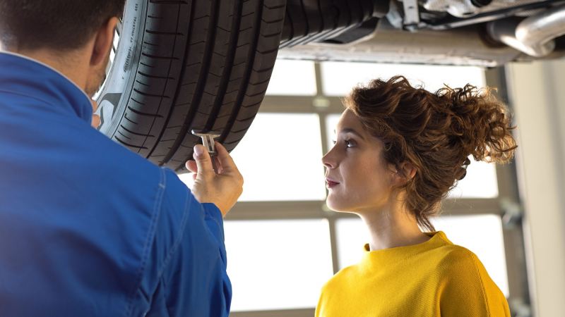 Une cliente Volkswagen et un Réparateur Agréé échangent sur le niveau d'usure des pneumatiques