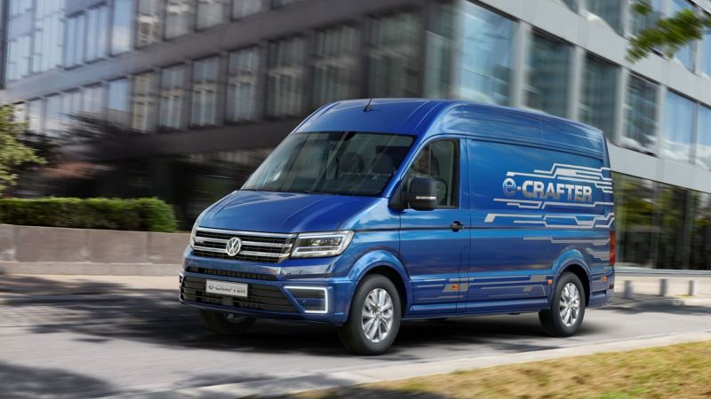 Volkswagen Utilitaires e-crafter bleu ville