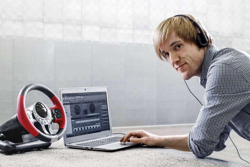 Volkswagen Soundapplikateur Michael Wehrmann bei der Arbeit