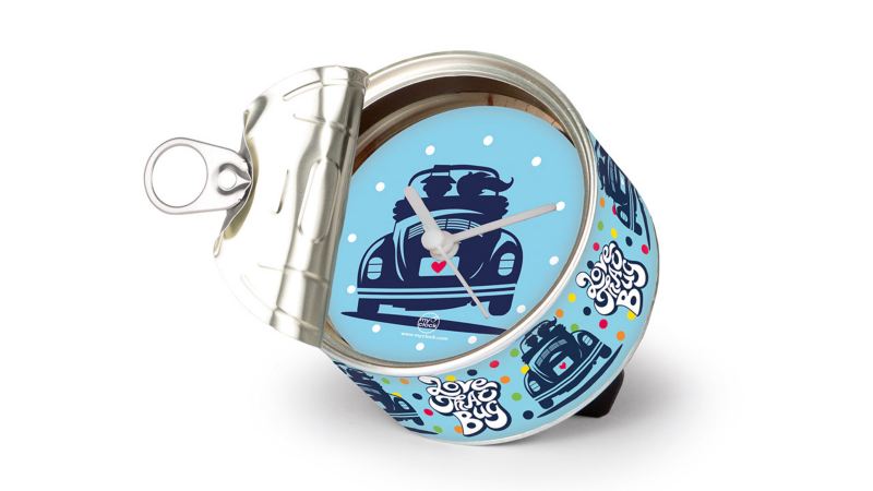Reloj de lata con fondo azul disponible en VW Collection