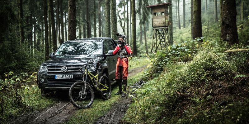 Christian Junker ends his bike tour on his Tiguan 1, which brings him home reliably - Volkswagen older models