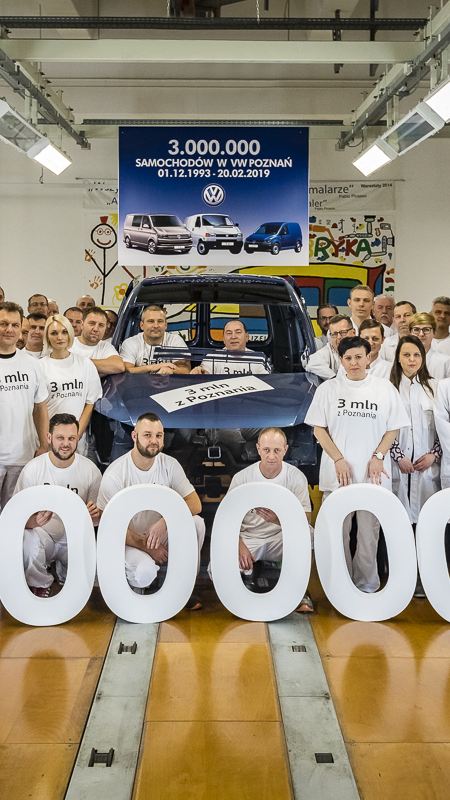 Pracownicy lakierni na zdjęciu razem z 3-milionowym autem