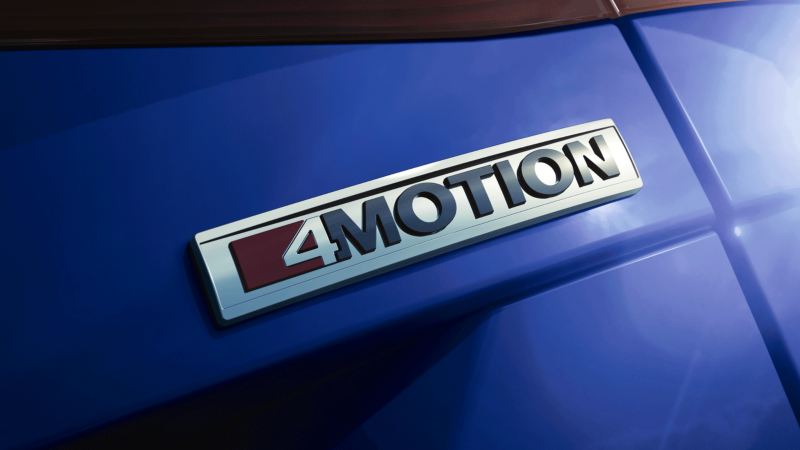 Logo de la tracción 4Motion en  un Volkswagen Passat Variant azul