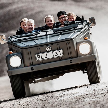 Bingo Rimér med familjen i sin Volkswagen som räckt genom generationer