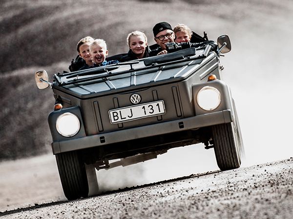Bingo Rimér med familjen i sin Volkswagen som räckt genom generationer