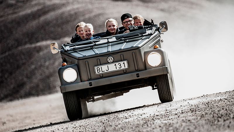 Bingo Rimér med familjen i sin Volkswagen som räckt genom generationer.
