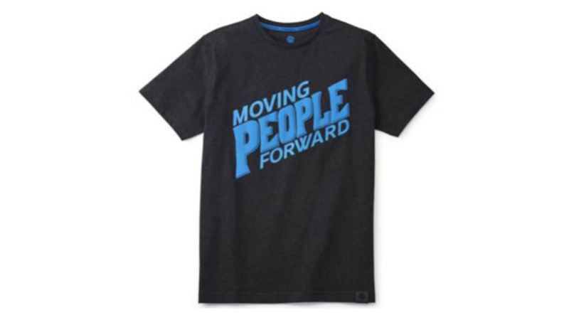 Camiseta para caballero con leyenda "Moving People Foward" disponible en VW Collection Lifestyle