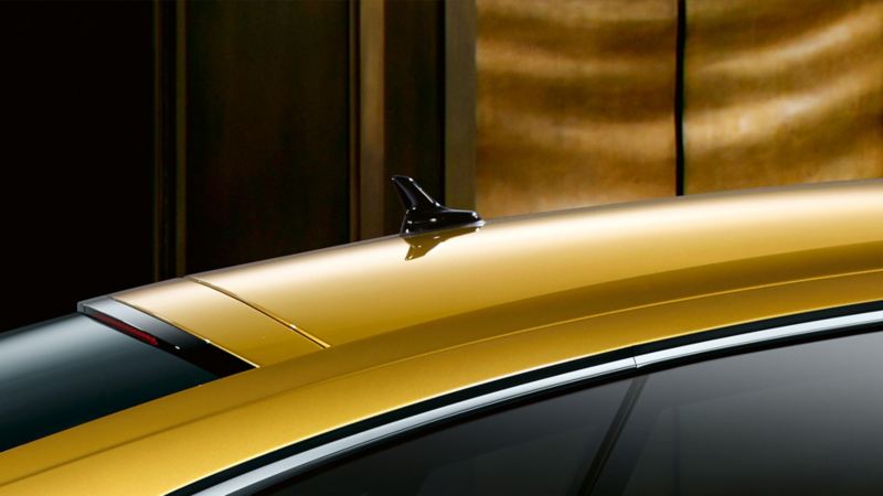 Side view of the VW Arteon R-Line, roof with diversity aerial detail