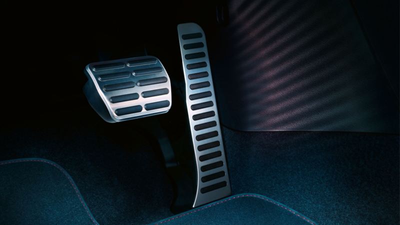 Dettaglio del pedale dell'acceleratore elettronico montato su un'auto Volkswagen.