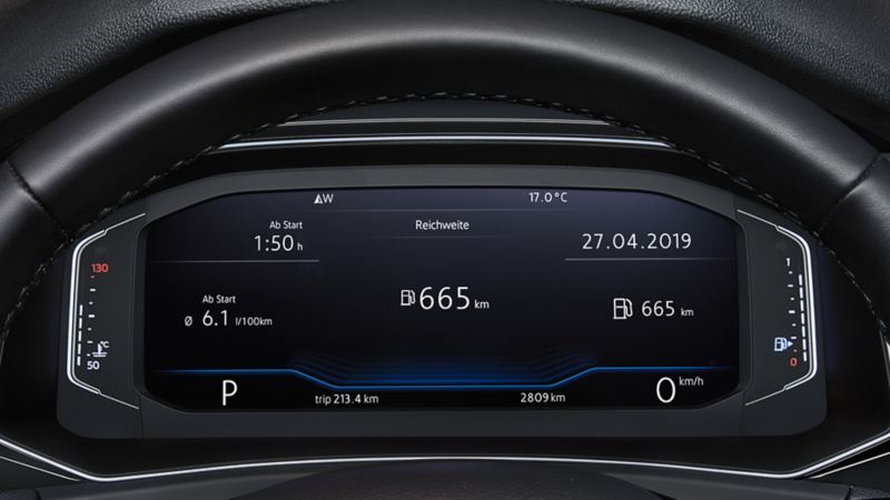 Dettaglio frontale, attraverso il volante, dell'Active Info Display montato su un'auto Volkswagen.