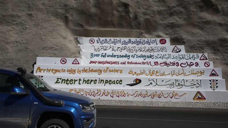 Några välsignelser kanske är på sin plats här. Amarok vid vägskylt i Oman.
