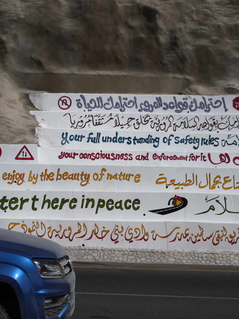 Några välsignelser kanske är på sin plats här. Amarok vid vägskylt i Oman.