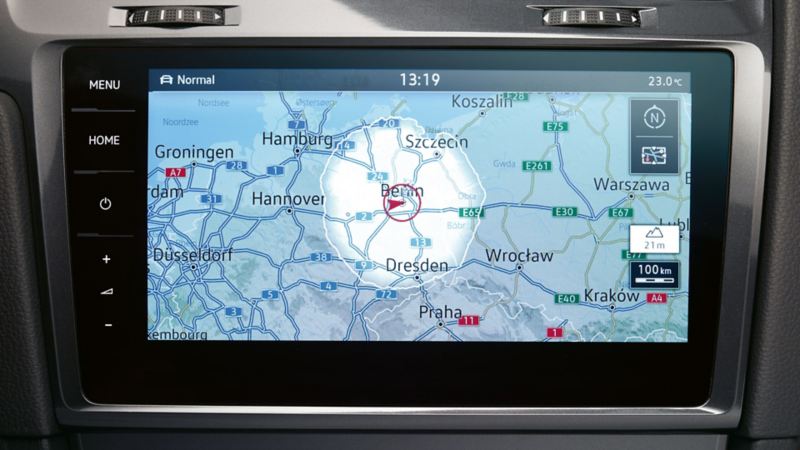 Dettaglio del sistema di navigazione Volkswagen con informazioni sul traffico trasmesse dal 'Traffic Message Channel'.
