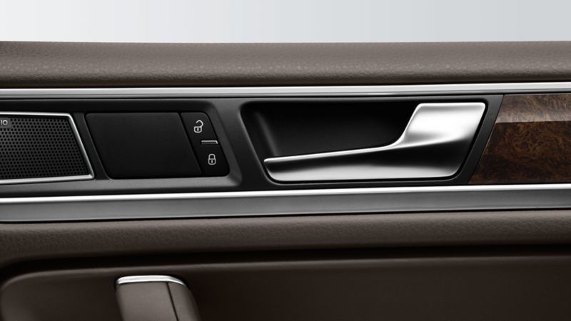 Dettaglio dei pulsanti per la chiusura centralizzata in un'auto Volkswagen.