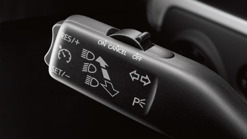 Dettaglio dei pulsanti per il Cruise Control, con regolazione automatica della distanza (ACC), in un'auto Volkswagen.